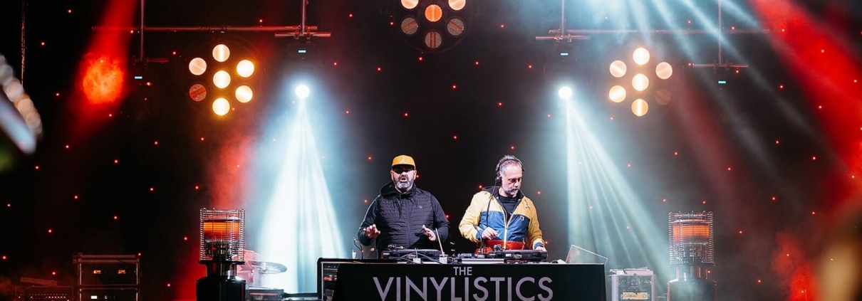 "DJ με βινύλια σε γάμο, δημιουργεί μοναδική ατμόσφαιρα με αυθεντική μουσική εμπειρία