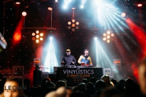 "DJ με βινύλια σε γάμο, δημιουργεί μοναδική ατμόσφαιρα με αυθεντική μουσική εμπειρία