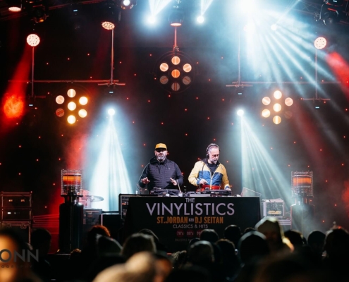 "DJ με βινύλια σε γάμο, δημιουργεί μοναδική ατμόσφαιρα με αυθεντική μουσική εμπειρία