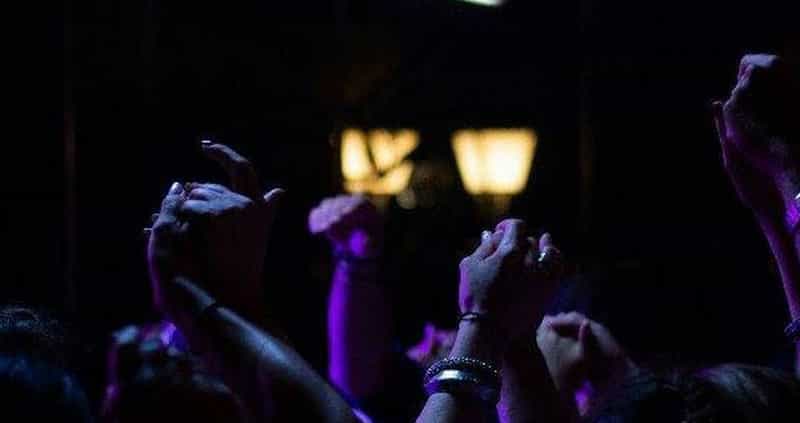 hand up on the dance floor Γαμήλιο party DJ wedding planning Litochro Casa Serna Nikos Seitanidis